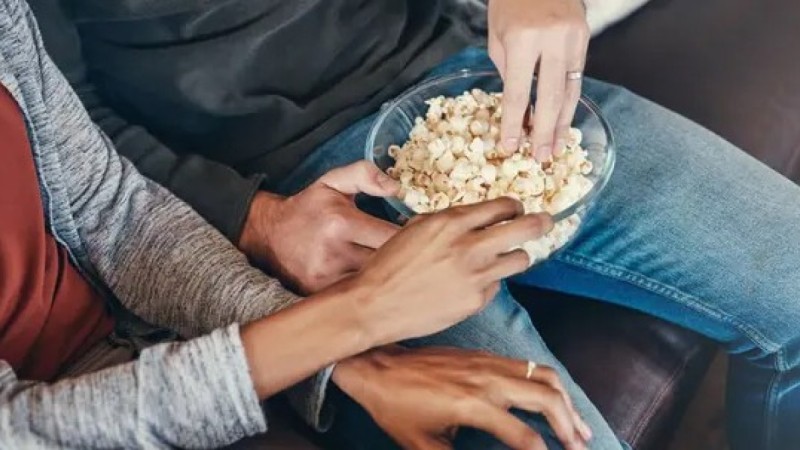 Мужчина подавился попкорном в кинотеатре и умер: начато расследование