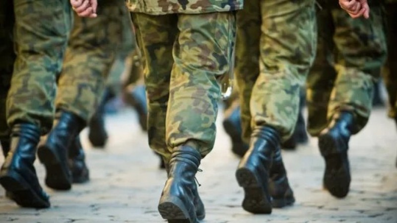 Выпускников в Караганде увезли в военкомат сразу после защиты диплома