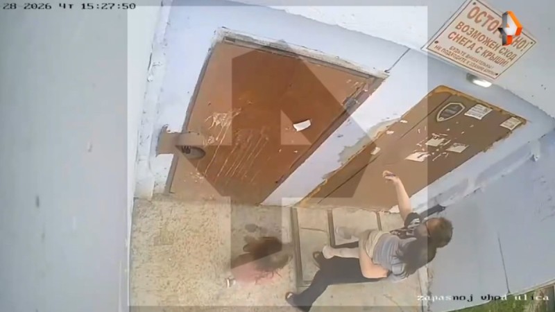 Педофил затащил девочку в подъезд и пытался изнасиловать