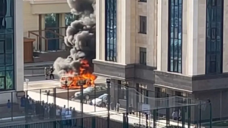Автомобиль вспыхнул на дороге в Астане после взрыва
