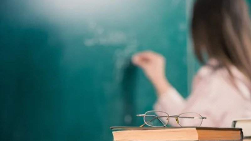 В Актобе учительницу обязали вернуть почти миллион тенге за неотработанный грант