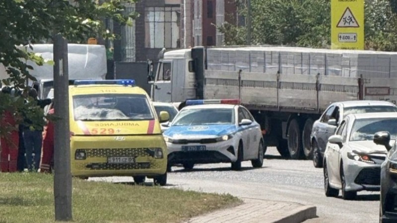 Автомобиль сбил ребёнка на велосипеде на пешеходном переходе в Астане