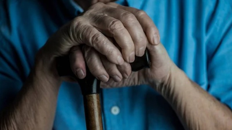 90-летнего пенсионера удерживали дома и связывали руки и ноги скотчем в Атырауской области