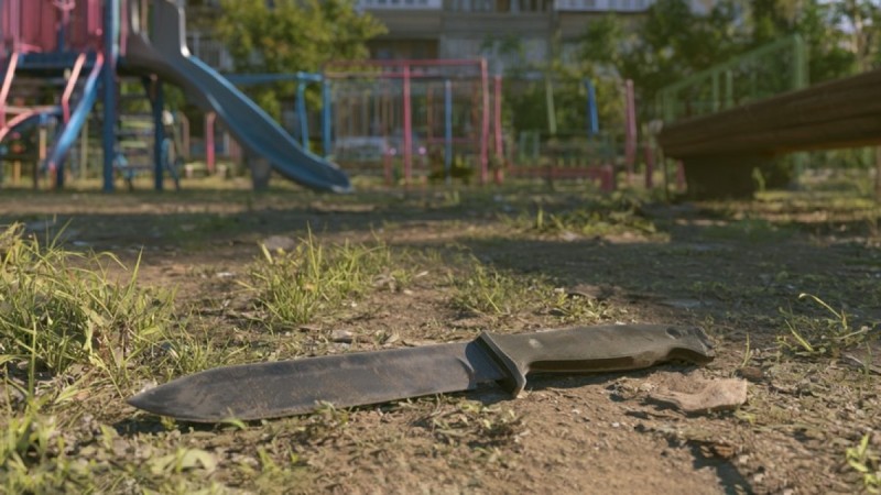 Подросток ударил сверстника ножом на детской площадке