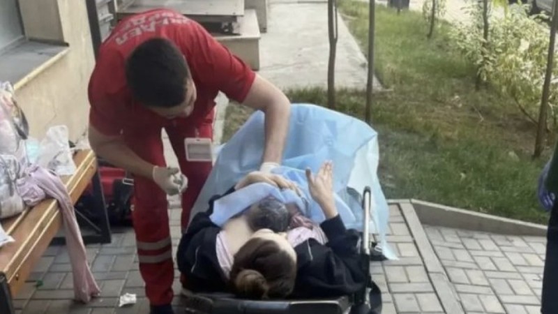 Женщина родила во дворе дома из-за припаркованных машин