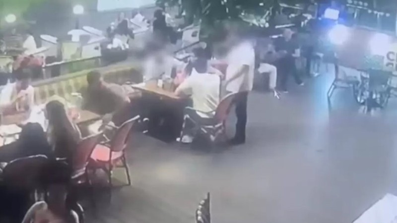 Мужчина выстрелил посетителю в лицо в кафе Актау (ВИДЕО)