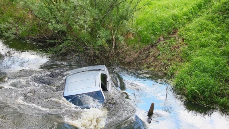 Автомобиль с детьми утонул в затопленном карьере в Астане