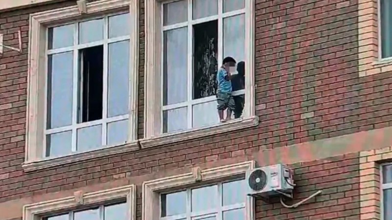 В Актау ребенок оказался на внешнем подоконнике 10-го этажа (ВИДЕО)
