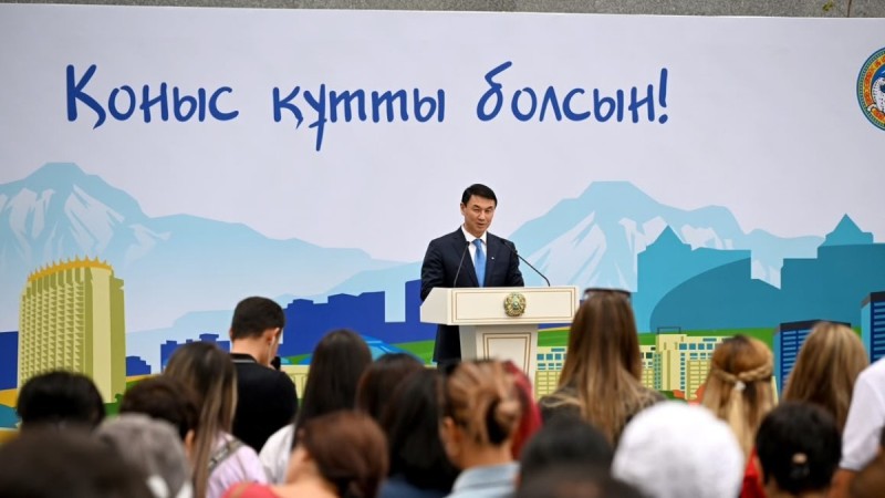 Аким Алматы Дархан Сатыбалды вручил ключи от квартир новоселам