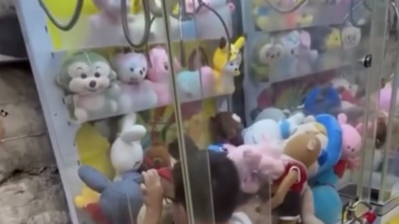 Ребенок забрался внутрь автомата с игрушками в Алматы (ВИДЕО)