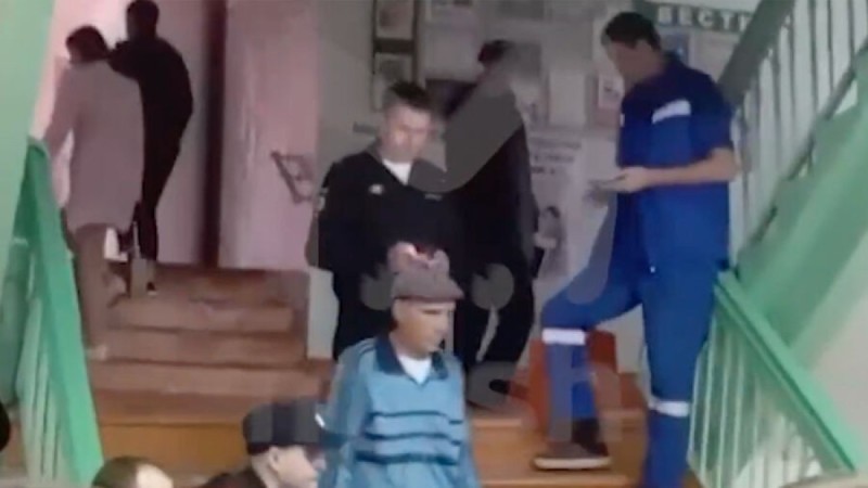 Школьница напала с ножом на учительницу перед линейкой (ВИДЕО)