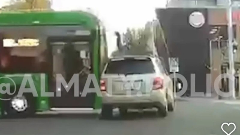 ДТП с автобусом произошло в центре Алматы: девять человек обратились за медпомощью