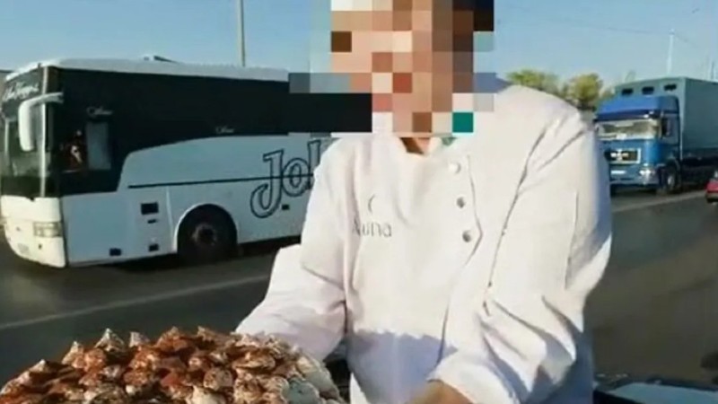 Женщина высунулась из люка автомобиля и готовила торт: видео проверила полиция