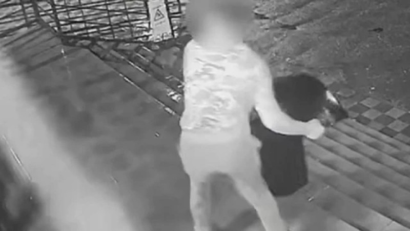 Мужчина разбил дверь аптеки мусорной урной в ЗКО (видео)