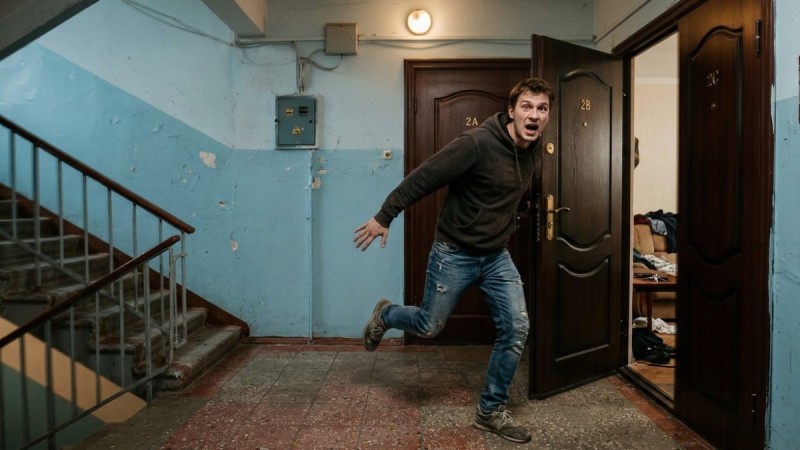 Жену с ребенком на руках избил муж в подъезде дома